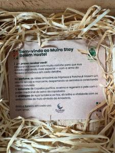 Muira Stay Belém Hostel في بيليم: صندوق عليه ملصق موضوع فوق كومة من الخوص +15 صورة