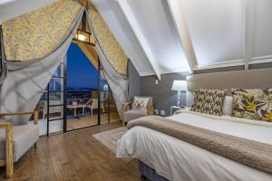 内尔斯普雷特洛瑞的呼唤旅馆的一间卧室，里面有一张床和一扇大窗户。 更多50张照片