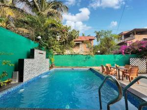 einen kleinen Pool mit einem Tisch und Stühlen in der Unterkunft Tropicana Villa - The Dream Stays ll pvt pool ll 2AcRooms ll WiFi in Lonavla