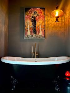 Koupelna v ubytování Casa Shangri-La - Eclectic Tiny House in the Heart of Terlingua near BBNP