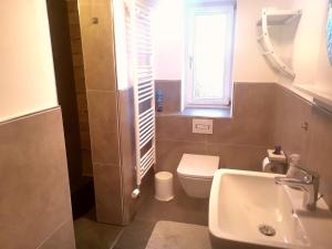 Et badeværelse på Ruhiges Ferienhaus mit viel Platz und Ladestation für E-Auto + 10 billeder