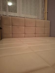 Ένα ή περισσότερα κρεβάτια σε δωμάτιο στο Stan na dan DN-apartman