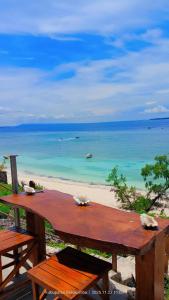 a picnic table with a view of the beach at Casablanca Bira Resort in Tabutule