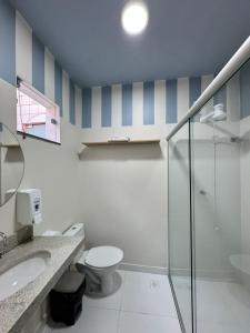 Muira Stay Belém Hostel في بيليم: حمام مع مرحاض ومغسلة ودش