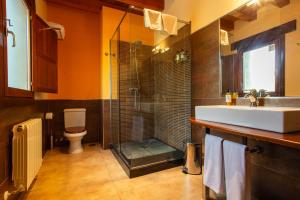 a bathroom with a sink and a shower and a toilet at Complejo Rural La Venta Vieja by CABANA Rentals in Ortigosa del Monte +29 photos