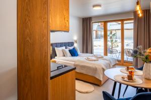 Giường trong phòng chung tại Okno na Wierchy by Apart Concept Podhale