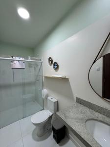 Muira Stay Belém Hostel في بيليم: حمام مع مرحاض ودش ومغسلة
