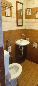 Et badeværelse på Couple Rooms On Budget Yercaud