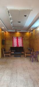 Et opholdsområde på Couple Rooms On Budget Yercaud