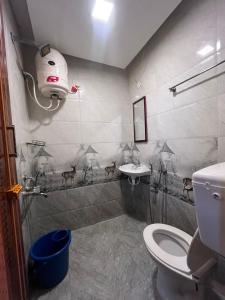 Et badeværelse på Couple Rooms On Budget Yercaud