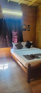 En eller flere senge i et værelse på Couple Rooms On Budget Yercaud