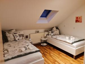 Postel nebo postele na pokoji v ubytování Citywohnung mit Schlafgalerie bis zu 6 Gäste direkt im Stadtzentrum Neuwied