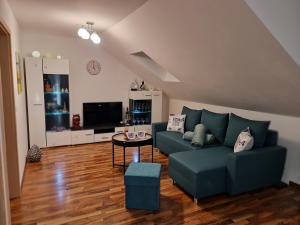 TV a/nebo společenská místnost v ubytování Citywohnung mit Schlafgalerie bis zu 6 Gäste direkt im Stadtzentrum Neuwied