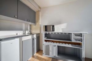 Køkken eller tekøkken på Mountain View with Ski-In and Out Loft