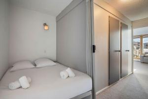 En eller flere senge i et værelse på Mountain View with Ski-In and Out Loft