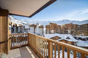 a balcony with a view of snow covered mountains at Mountain View with Ski-In and Out Loft - Résidence Roche Blanche in Val Thorens