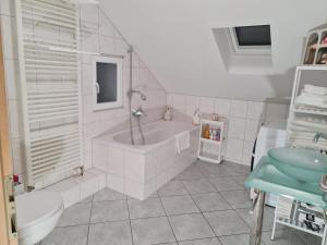 Koupelna v ubytování Citywohnung mit Schlafgalerie bis zu 6 Gäste direkt im Stadtzentrum Neuwied + 23 fotografií