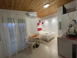 Ένα ή περισσότερα κρεβάτια σε δωμάτιο στο Orange House