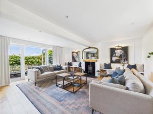 Luxurious 4 Bed Property: Chiltern Hills - Pass the Keys في Ibstone: غرفة معيشة بها أريكة وطاولة