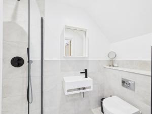 Luxurious 4 Bed Property: Chiltern Hills - Pass the Keys في Ibstone: حمام أبيض مع مرحاض ومغسلة +26 صورة