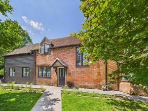 Luxurious 4 Bed Property: Chiltern Hills - Pass the Keys في Ibstone: منزل من الطوب القديم مع ممر