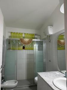 ein Badezimmer mit Glasdusche und Toilette in der Unterkunft Parco Delle Valli in Sassari