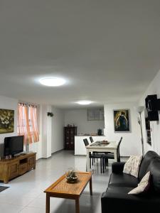 ein Wohnzimmer mit Sofa und Tisch in der Unterkunft Parco Delle Valli in Sassari + 12 Fotos
