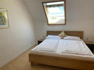 Ferienhaus Haas في لاوفن: غرفة نوم بسرير كبير مع نافذة +4 صور