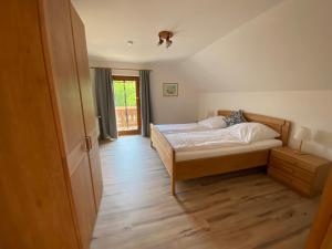 Ferienhaus Haas في لاوفن: غرفة نوم مع سرير وأرضية خشبية