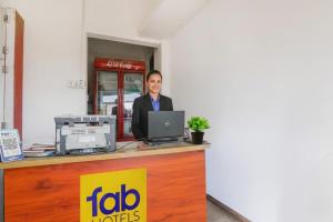 un hombre parado en un mostrador con un portátil en Via Shree Siya Raman - 500m from Shri Ram Janam Bhumi, en Ayodhya