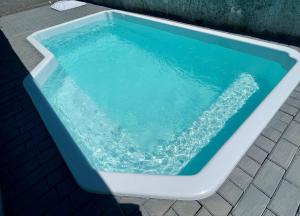 a pool of water in a bath tub at Casa com PISCINA - 02 Quartos à 900m PRAIA e 3km do Beto Carrero - Estacionamento - Area de LAZER com Churrasqueira e SINUCA - Wi-Fi e Cozinha Completa in São Lídio