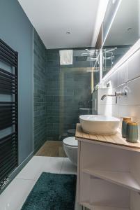 een badkamer met een wastafel en een toilet bij Osada Witów - Dolina Złota in Witów +13 foto's