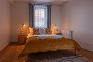 een slaapkamer met een bed met twee handdoeken erop bij Osada Witów - Dolina Złota in Witów