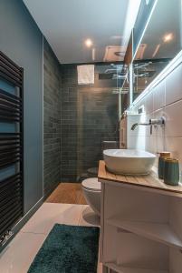 een badkamer met een wastafel en een toilet bij Osada Witów - Dolina Złota in Witów