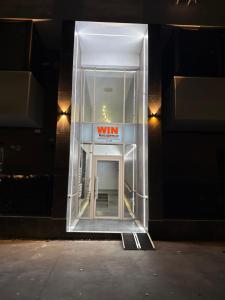 Η πρόσοψη ή η είσοδος του Win 68Studio