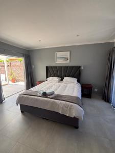 Un dormitorio con una cama grande y una ventana grande. en Chadelles, en Sedgefield