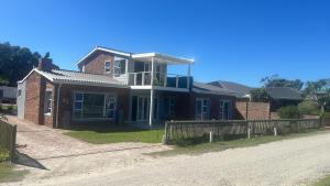 una casa de ladrillo en un camino de tierra al lado de una calle en Chadelles, en Sedgefield