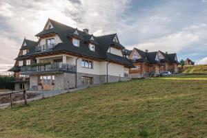 een groot huis bovenop een heuvel bij Osada Witów - Dolina Złota in Witów