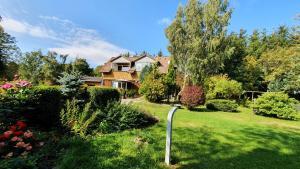 een huis met een tuin met bloemen en bomen bij Schau ins Land 2 in Elbingerode