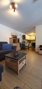 een woonkamer met een bank en een tafel bij Schau ins Land 2 in Elbingerode