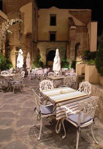 A restaurant or other place to eat at Hotel San Polo