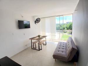 een woonkamer met een tafel en een bank bij Five Homes Ricaurte in Ricaurte