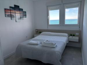 Ένα ή περισσότερα κρεβάτια σε δωμάτιο στο Vista al mar con piscina +18 φωτογραφίες