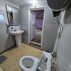 O baie la Nomad equestrian Luxury Ger camp +11 fotografii