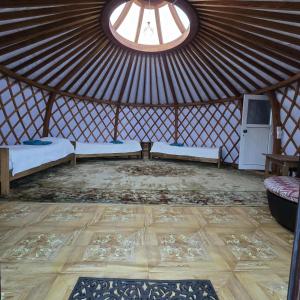 Un pat sau paturi într-o cameră la Nomad equestrian Luxury Ger camp