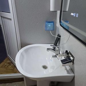 Ένα μπάνιο στο Nomad equestrian Luxury Ger camp