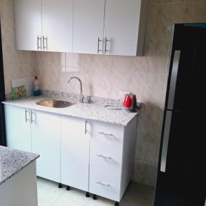 Η κουζίνα ή μικρή κουζίνα στο Cali Residence