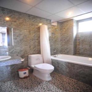 Phòng tắm tại rubyhotel +16 ảnh