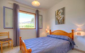 Ένα ή περισσότερα κρεβάτια σε δωμάτιο στο L'AMANDIER -LE FIGUIER-LES LAURIERS ROSES +38 φωτογραφίες