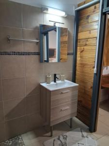 Koupelna v ubytování Maisonnette Ti Édèn + 10 fotografií